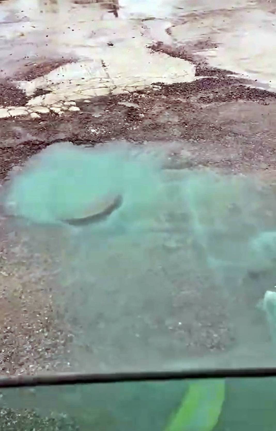 O kentte korkutan anlar: Rögardan mavi renkli su fışkırdı! AFAD ekipleri 'Acil' koduyla bölgeye intikal etti 9